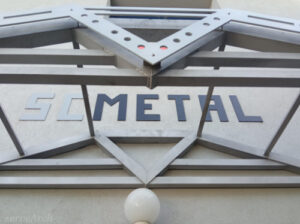 Stříška nad vchodem