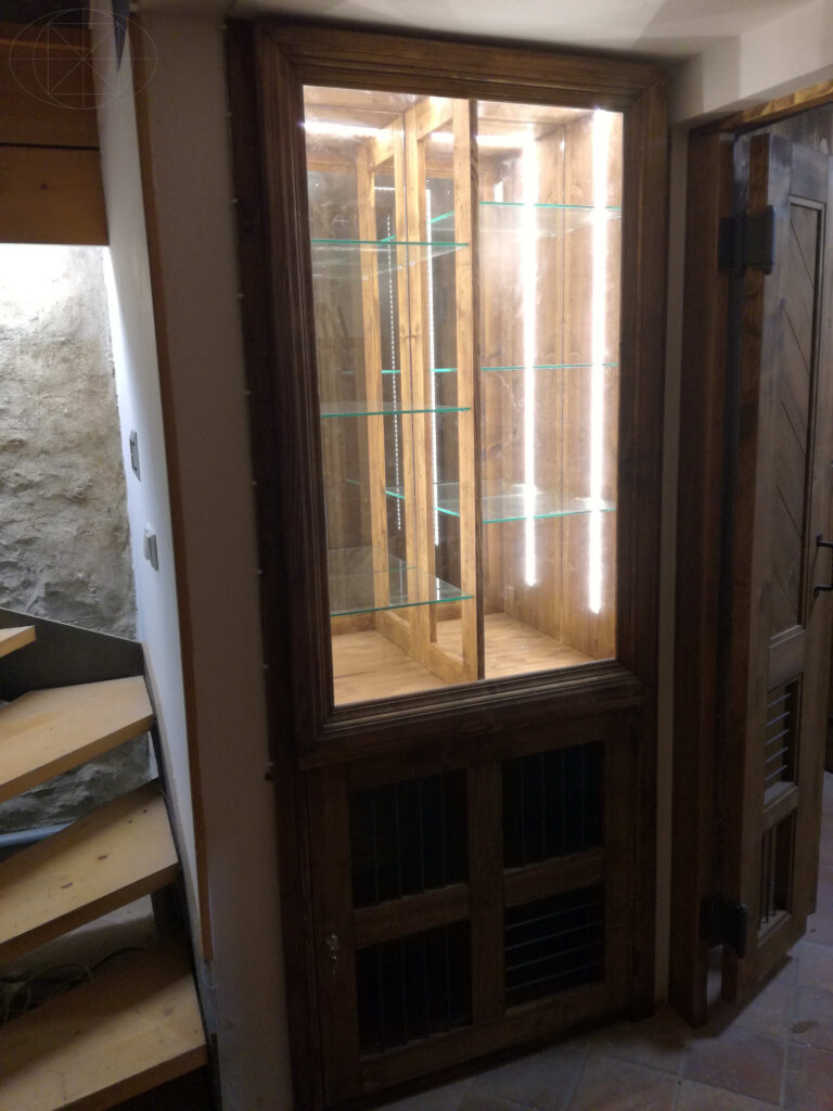 Vstoupíte a potkáte vitrínu.